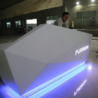 Bureau d'accueil durable et résistant aux rayures, en surface solide blanche, design diamant, 1 poste, avec logo rétroéclairé
