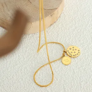 Elegante Collar con Colgante de Moda de Acero de Titanio con Baño de Oro de 18K, Grabado de Buena <span class=keywords><strong>Suerte</strong></span>, Etiqueta Redonda con Incrustaciones de Pequeños Circones en Forma de Luna - Product Image 4