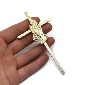 Ciondolo a croce placcato in oro con le mani in preghiera Design Christian gioielli religiosi per uomini e donne simbolo fede accessorio collana - Product Image 2