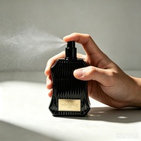 Flacon de parfum en verre noir personnalisé de luxe, 100 ml, avec impression sérigraphique, étiquette métallique mate givrée et boîte.