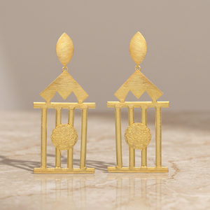 Boucles d'oreilles classiques pour enfants Jaipur Gems plaquées or 14 carats avec perle d'imitation en acier inoxydable fabriquées au Rajasthan - Product Image 3