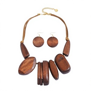 Collier géométrique en bois de haute qualité avec boucles d'oreilles assorties, ensemble de bijoux bohèmes uniques pour femme, idéal pour les cadeaux - Product Image 1