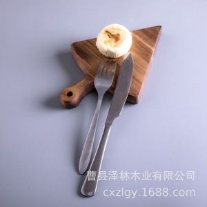 Assiette à steak en bois irrégulière avec poignée pour servir des pizzas et des plats lors de fêtes - Product Image 4