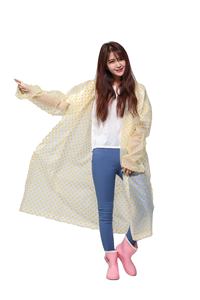 <span class=keywords><strong>Chubasquero</strong></span> largo impermeable de PEVA para hombres y mujeres con <span class=keywords><strong>lunares</strong></span> Poncho no desechable de moda de tres colores para el trabajo y la lluvia - Product Image 3