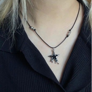 Collier en corde noire avec pendentif étoile à cinq branches en alliage, chaîne tendance pour le quotidien, style Europe-Amérique, été 2024 - Product Image 1