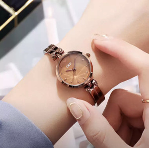Reloj cuadrado pequeño, elegante y versátil, reloj de cuarzo informal de acero inoxidable para mujer, resistente al agua. - Product Image 6