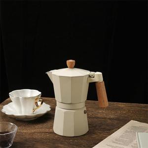 Cafetera Mocha Italiana de Aluminio para Calentar en Estufas Eléctricas y de Gas - Product Image 4