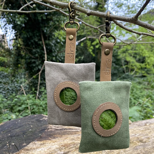 Soporte ecológico para bolsas de caca de perro para perros que caminan, soporte impermeable para desechos de perro de lona con gancho para colgar en el bolso, mochila para mujer - Product Image 1