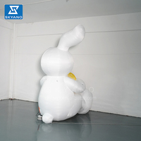 Lapin gonflable personnalisé de dessin animé avec la lune Sculpture de personnage de lapin de dessin animé gonflable pour la décoration d'art de vacances