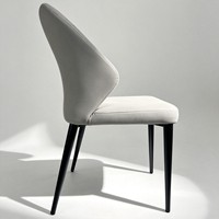 Chaise de salle à manger ergonomique en cuir de design italien moderne, durable, avec dossier plissé et pieds en acier inoxydable pour villa