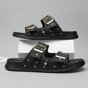 Sandalias Negras de PVC con Hebillas y Tachuelas Doradas, Punta Abierta, Suela de Goma Antideslizante, Zapatos de Verano para Hombre - Product Image 2