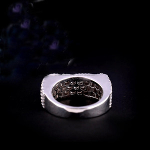 แหวนฮิปฮอปผู้ชาย ประดับเพชรโมอิสซาไนต์ ตัวอักษรเริ่มต้นแบบไอซ์ด ตัวอักษรคิง แร็ปเปอร์ส สเตทเมนท์ แหวนสั่งทำพิเศษ ชื่อ/หมายเลข/โลโก้ แหวนสเตอร์ลิง สำหรับวันครบรอบ - Product Image 4