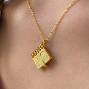 Creative in PVD Collana Pendente in Acciaio Inox Placcato Oro 18K alla moda Promette Love Promette Libro per Anniversari di Matrimoni Regali - Product Image 2
