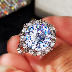 F1158 Anello di fidanzamento classico da donna con diamante sintetico taglio brillante rotondo e pietre laterali per gioielli da matrimonio - Product Image 2