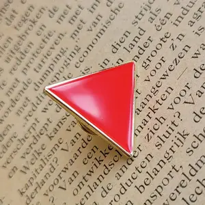 制造商批发定制红色三角社会主义金属别针徽章