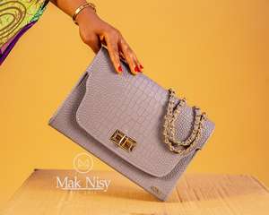 Sac à main décontracté d'été pour femmes grande taille et XL, inspiré du dashiki africain classique, écologique, avec logo en cuir synthétique et fermoir tourniquet - Product Image 2