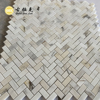 Mosaïque de marbre à chevrons en marbre doré Calacatta pour carrelage mural
