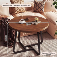 Ensemble de tables basses rondes empilables pour gagner de la place, plateau en bois de noyer avec base croisée en métal noir industriel pour petit appartement