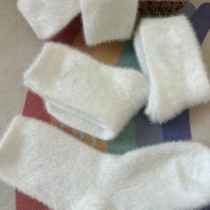 Calcetines de lana de visón para mujer, longitud media hasta la pantorrilla, gruesos, transpirables, esponjosos, de color sólido, cálidos para otoño e invierno, para dormir, ropa de maternidad - Product Image 4