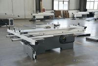 Scie à panneaux horizontale à table coulissante fabriquée en Chine avec moteur de 6,6 kW pour la découpe de meubles modulaires