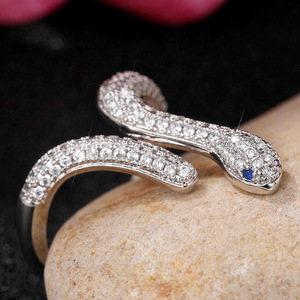 Anello da Donna a Forma di Serpente Aperto a U con Zirconi Incastonati, Gioiello Unico per Uso Quotidiano - Product Image 4