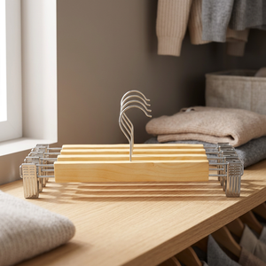 Cintre en bois pour pantalons avec pinces métalliques, forme rectangulaire, gain de place, organisateur de garde-robe, design minimaliste pour le rangement des vêtements - Product Image 1