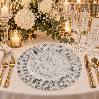 Eleganter schwarzer marmorierter 13-Zoll-Platzteller aus klarem PS-Kunststoff mit strahlender Relief-Textur für Bankett- und Catering-Events
