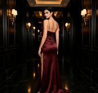 Robe de soirée formelle de luxe en satin de soie rouge bordeaux pour femme, à fines bretelles, dos nu, fendue, longue, pour bal de promo, mariage, demoiselle d'honneur et soirée