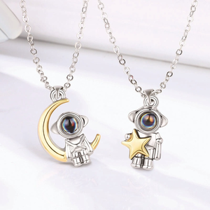Collana Duoying Astronauta Luna Stella Semplice per San Valentino, Gioiello Personalizzato con Foto, Nuova Proiezione in 100 Lingue, Collana per Coppie - Product Image 3