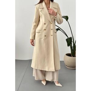 Gabardina Beige al por Mayor con Cadena en Bolsillo, Cierre de un Solo Botón, Transpirable, Impermeable, Larga, con Estampado Teñido - Product Image 2