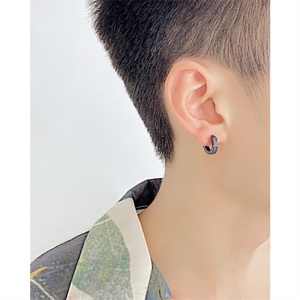 Produit en promotion : Boucles d'oreilles créoles délicates unisexes plaquées or 18 carats - Product Image 6