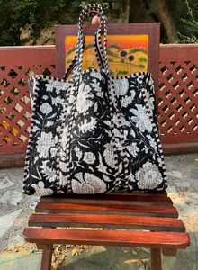 Bolso Tote de Algodón Acolchado Hecho a Mano con Estampado de Bloques, Espacioso para Artículos Diarios, Compras y Viajes, Bolso de Hombro - Product Image 3