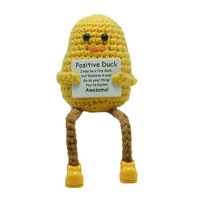Afgewerkte handgebreide polyester bijen grappige positieve energie groente fruit poppen ornamenten hanger gemaakt in China