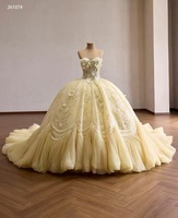 Robe de mariée élégante style princesse, épaules dénudées, avec décolleté cœur, laçage, dentelle complexe et traîne royale