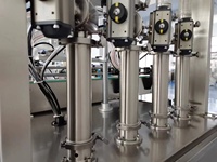 Ligne de production d'antigel machine automatique de remplissage de liquide de refroidissement d'antigel de bouteille