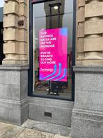 Affichage de fenêtre de signalisation numérique affichage publicitaire haute luminosité pour magasin 3000 nits fenêtre d'affichage LCD suspendue d'intérieur