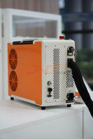 Machine de nettoyage au laser pulsé à fibre refroidie par air portable de 300 W pour surfaces en bois et en pierre avec de larges applications