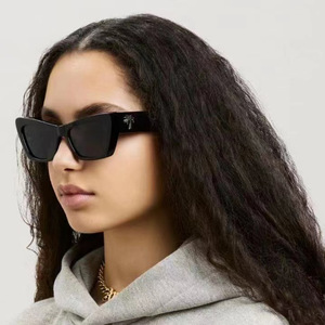 Lunettes de soleil œil de chat de style européen pour femmes, monture noire, verres PC, protection UV400, design tendance et branché avec branches larges - Product Image 3