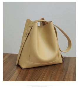 Un bolso de mano de cuero desmontable de gran capacidad con un diseño sencillo y un cierre de cremallera de fácil aplicación. - Product Image 4