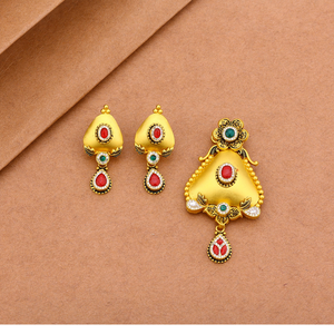 Pendentif finition or mat avec boucles d'oreilles, bijoux ethniques classiques, pierres rouges et vertes, colliers de créateur pour mariages et occasions festives - Product Image 1