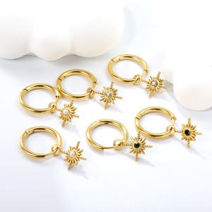 Joyería de Moda de Acero Inoxidable, Juego de Aretes Huggie con Estrella Chapados en Oro de 18K, Aretes de Aro Minimalistas con Circonita Cúbica y Perla para Mujer - Product Image 2