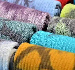 Vente en gros de bas de skateboard hip-hop teintés par cravate en coton doux fantaisie coloré chaussettes de sport pour couples