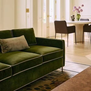 Sofá de <span class=keywords><strong>Terciopelo</strong></span> <span class=keywords><strong>Verde</strong></span> Oliva de Tres Plazas, Estilo Casual de Lujo, Diseño Moderno con Respaldo Recto y Patas de Metal Dorado, Ideal para Hoteles - Product Image 2