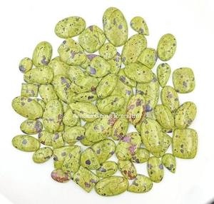 Pierre précieuse naturelle en forme de mélange d'atlantasite pour la fabrication de bijoux, unique pierre polie verte et violette idéale pour les bagues - Product Image 6