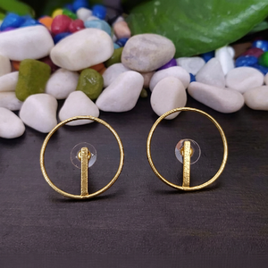 Boucles d'oreilles créoles en laiton et alliage de cuivre faites à la main Soumya Creations, plaquées or, design géométrique classique, cadeau unisexe, religieux - Product Image 1