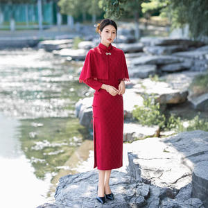 Capa tipo chal <span class=keywords><strong>de</strong></span> dos piezas para mujer, <span class=keywords><strong>Qipao</strong></span> largo <span class=keywords><strong>de</strong></span> hilo <span class=keywords><strong>de</strong></span> poliéster compuesto, para otoño e invierno, Cheongsam para damas, vestido <span class=keywords><strong>de</strong></span> <span class=keywords><strong>novia</strong></span> para brindis, color rojo - Product Image 2