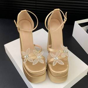 Tacones Altos de Plataforma con Logo Personalizado para Mujer, Estilo Sexy y Moderno - Product Image 4