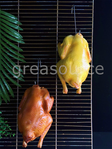 Modelo de exhibición de pollo asado realista para restaurantes de barbacoa y ahumados, elaborado en PU, con acabado dorado brillante y efecto de goteo, duradero, para exhibición de alimentos en pared. - Product Image 4