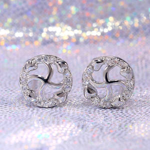 Orecchini a Perno Classici Placcati in Rodio con Incastonatura di Cristalli e Strass, Regalo Unisex, Accessorio di Moda - Product Image 4