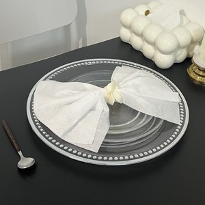 Assiettes incassables <span class=keywords><strong>de</strong></span> <span class=keywords><strong>présentation</strong></span> <span class=keywords><strong>de</strong></span> mariage <span class=keywords><strong>de</strong></span> fête <span class=keywords><strong>de</strong></span> luxe décoration pas cher assiettes <span class=keywords><strong>de</strong></span> chargeur en plastique transparent perlées en argent <span class=keywords><strong>de</strong></span> 13 pouces - Product Image 2